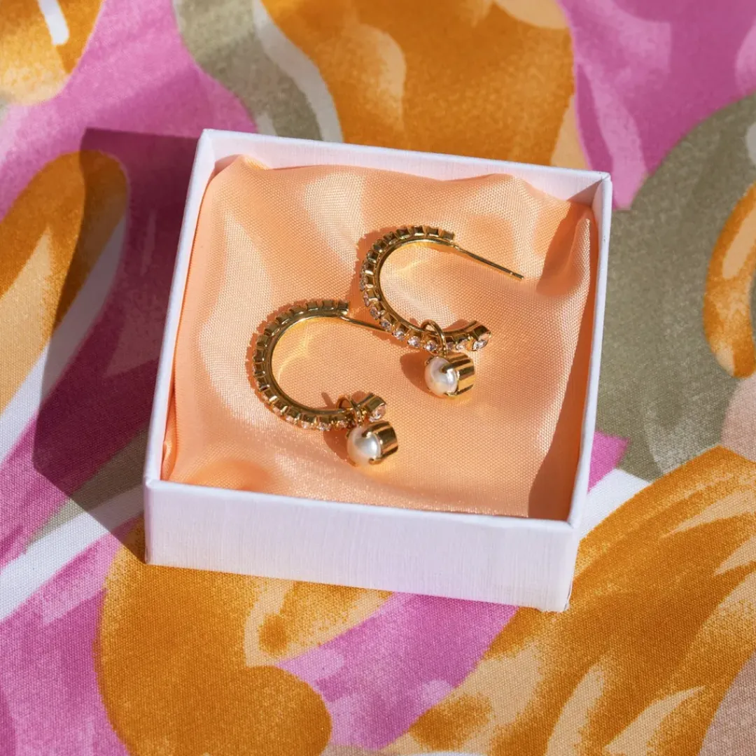 Caroline Svedbom Örhängen-Bella Loop Earrings/Pearl + Crystal