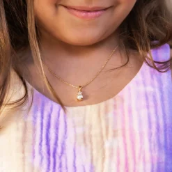 Caroline Svedbom Halsband-Girls Love Pearl Necklace/Pearl + Crystal (Children Size)