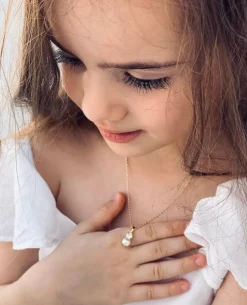 Caroline Svedbom Halsband-Girls Love Pearl Necklace/Pearl + Crystal (Children Size)