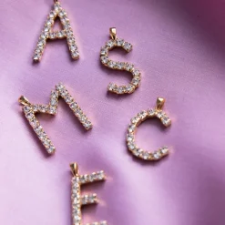 Caroline Svedbom Halsband-Letter Necklace M/Crystal