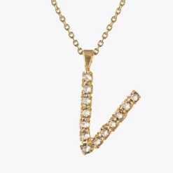 Caroline Svedbom Halsband-Letter Necklace V/Crystal