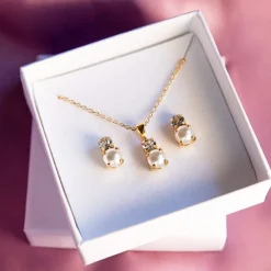 Caroline Svedbom Halsband-Love Pearl Necklace/Pearl + Crystal